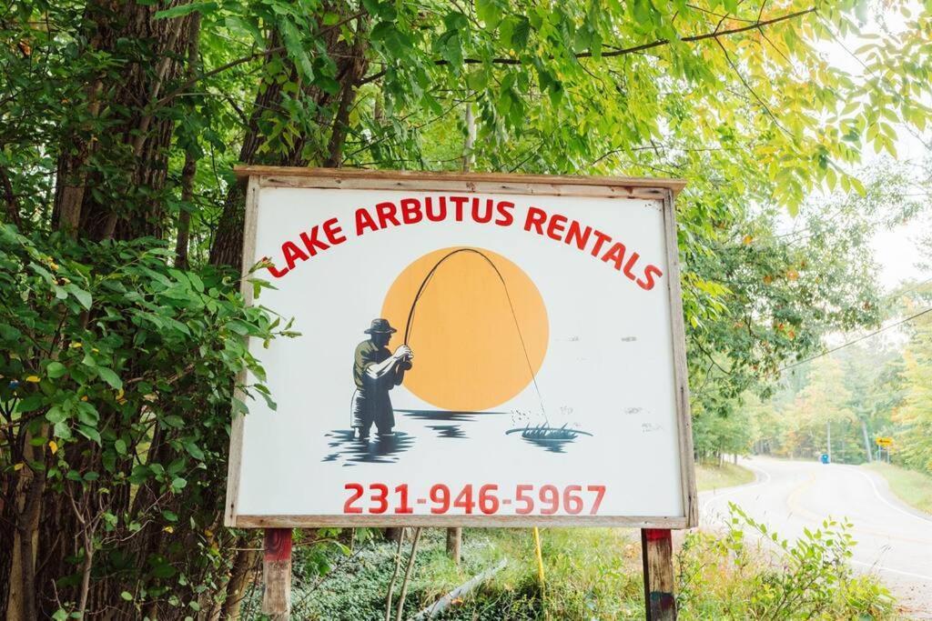 Cozy Cottage On Arbutus Lake Traverse City Luaran gambar